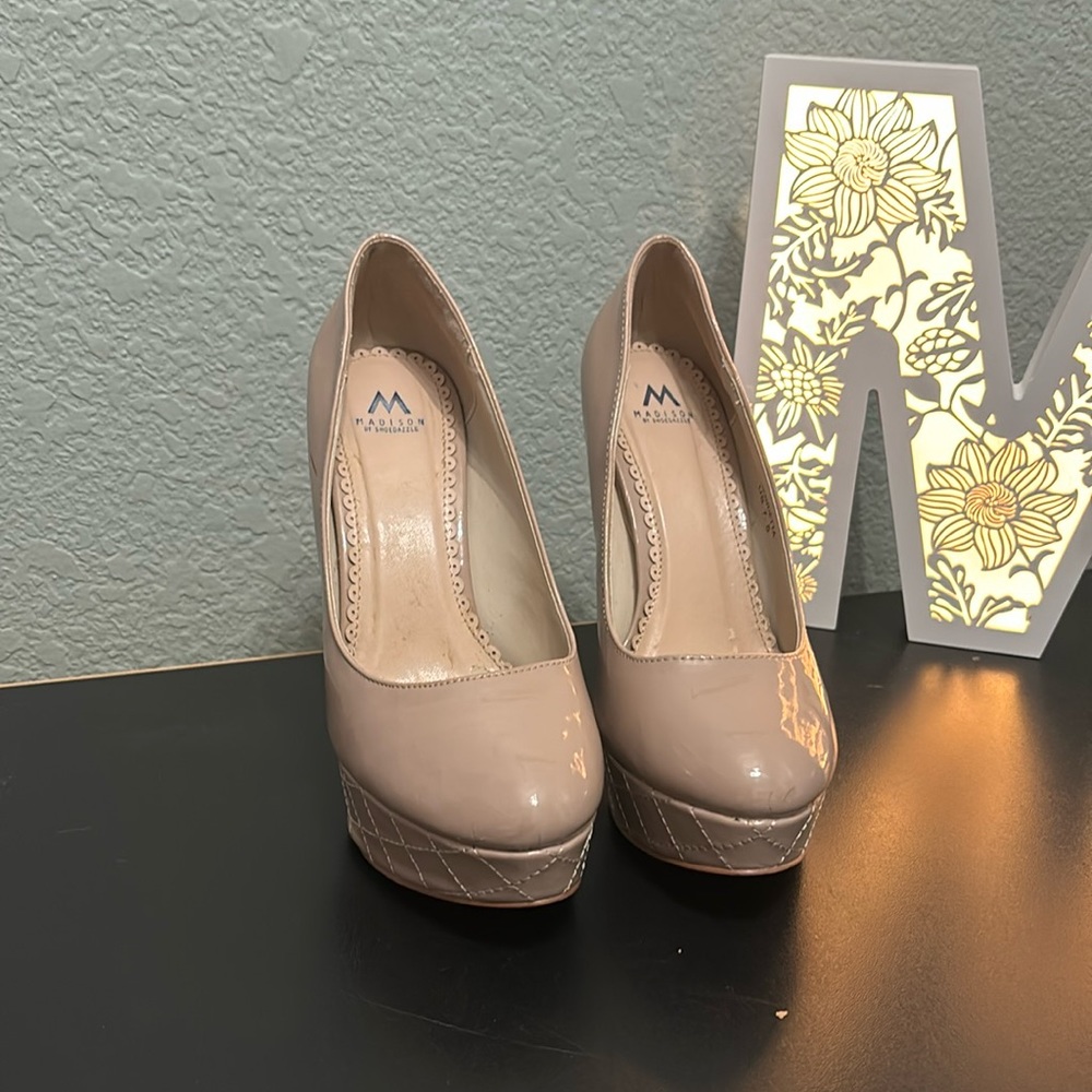 Madison by Shoedazzle Nude closed toe platform heels neutral high heel size 7.5